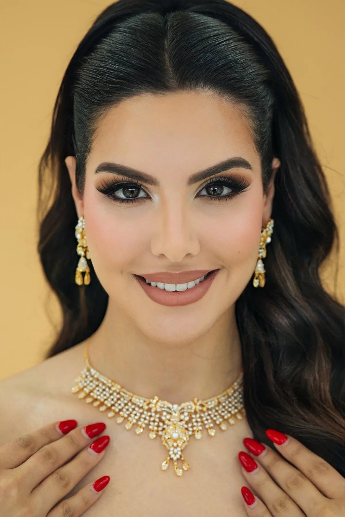 A bride wearing an Omar Jewelers diamond and gold set